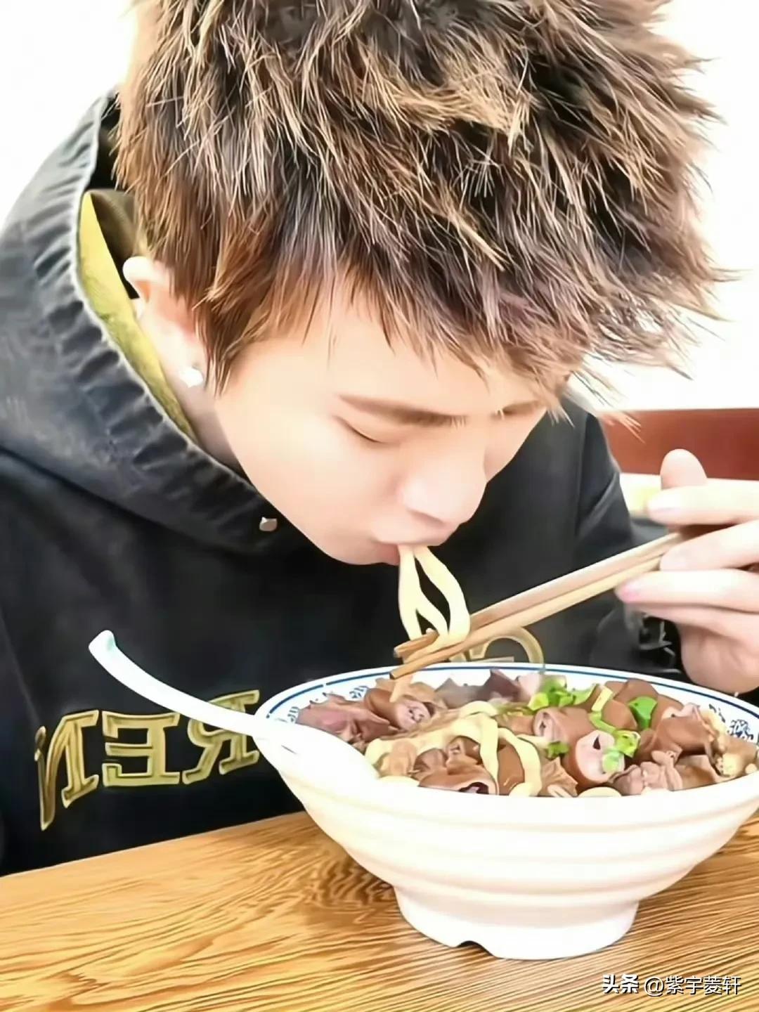 任嘉伦打卡老北京卤煮，
卤煮这个东西，
真的不是谁都可以的[呲牙]
我们北方人吃