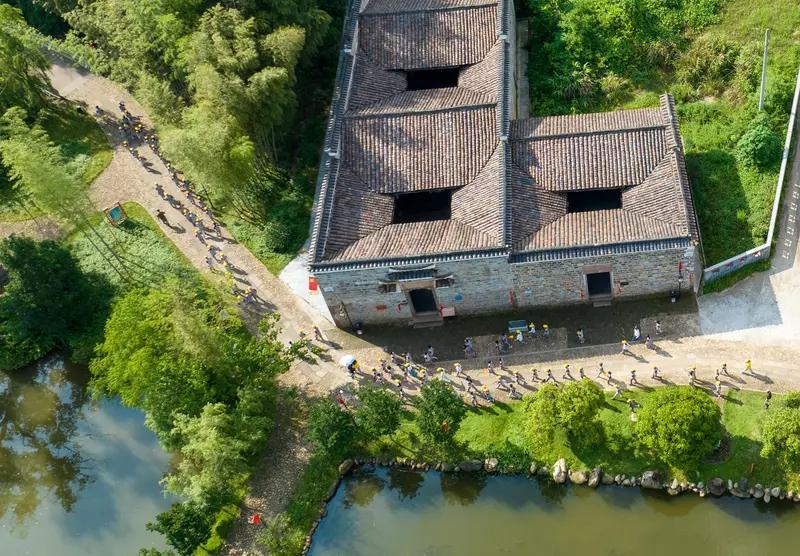 中国最让人骄傲的，是从未中断的文明基因、众志成城的制度韧性和厚积薄发的创新实力。