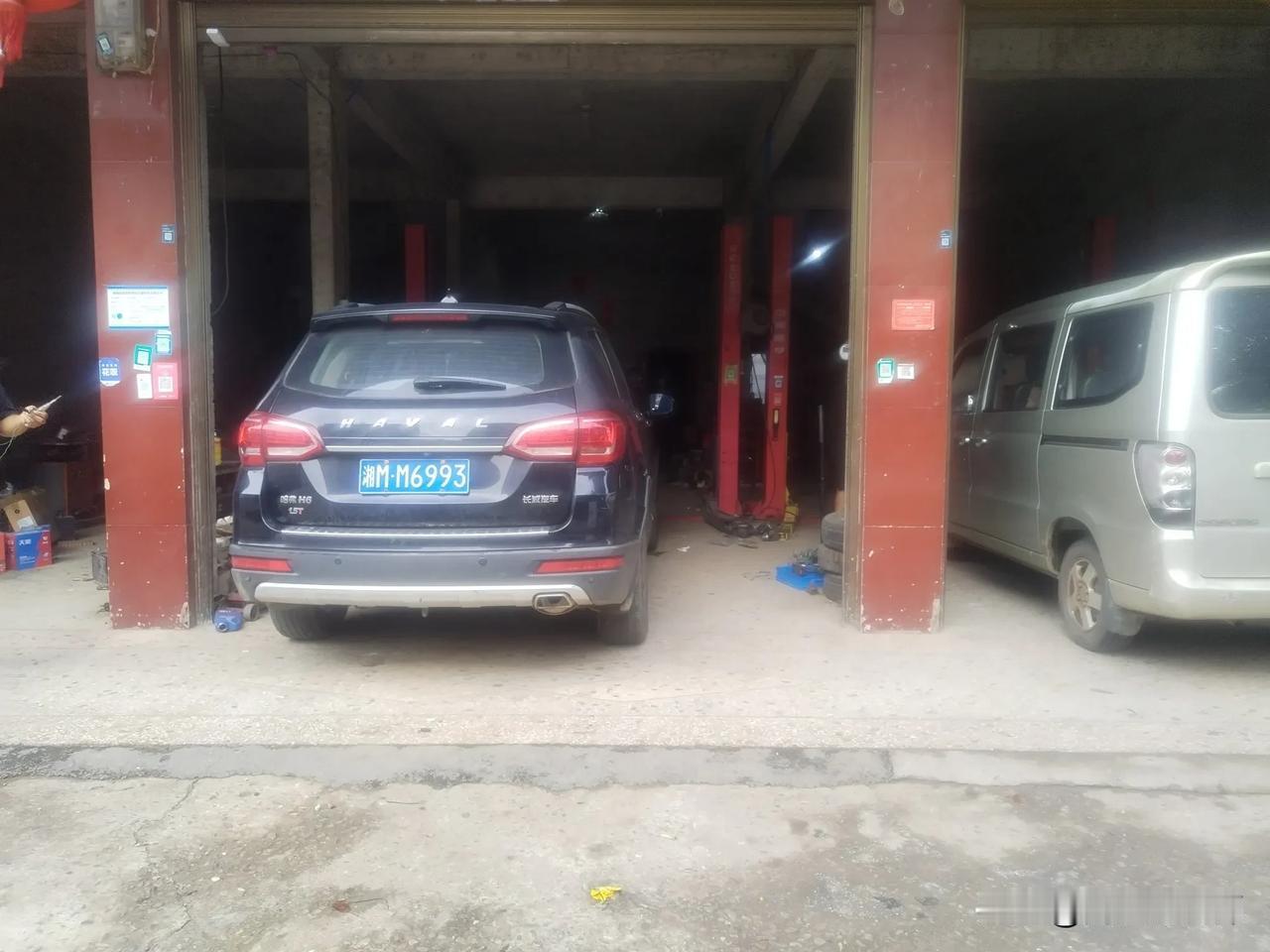 老婆是一个奇葩的动物
今天早上准备送老婆去镇上打麻将，车子发动有反应就是发不起来