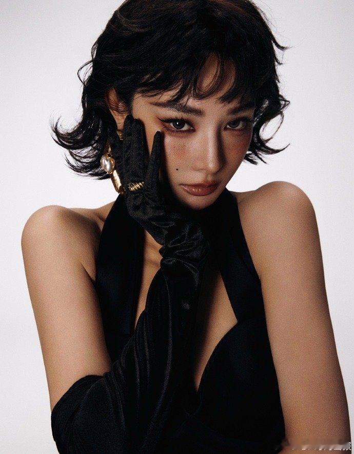 彭小苒三角形露腹装 三角形镂空这种设计，最怕的就是露得尴尬。但彭小苒穿得刚刚好，