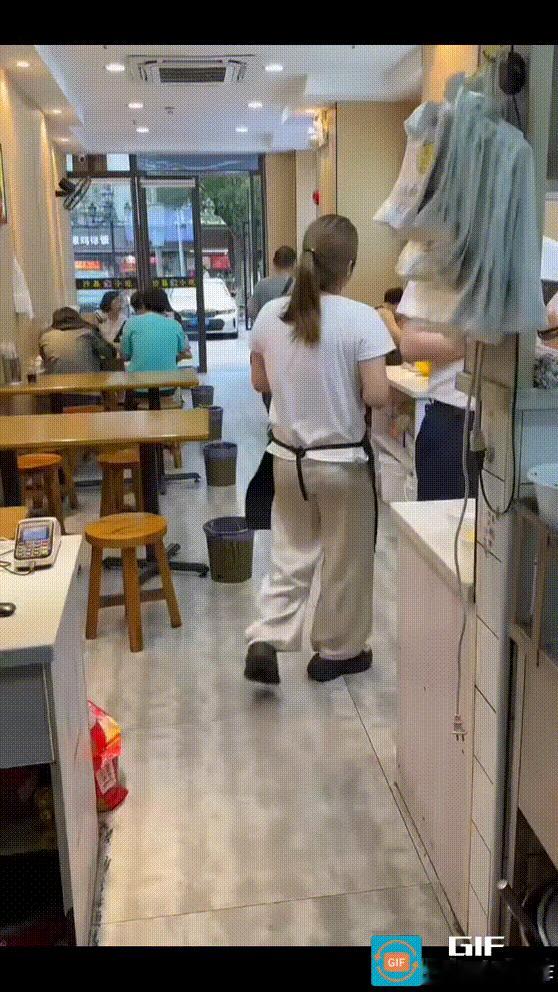 吃碗8块钱的面条，男子足足抽掉了半包纸。
难怪有人说，好男人从来不背包，背包的都