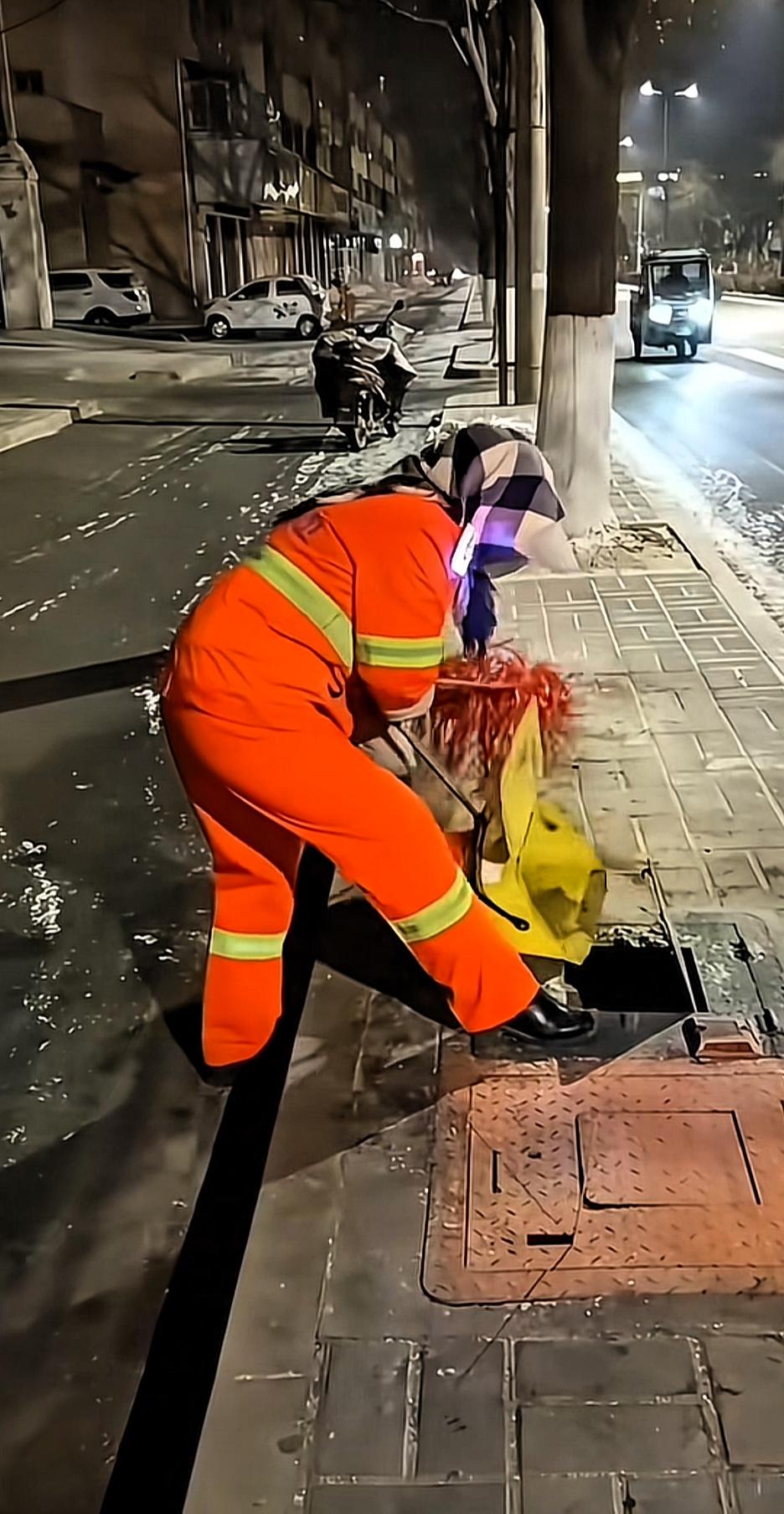 看到网友发布视频，清洁员将清扫的道路垃圾，不倒入垃圾桶，为了省力将垃圾直接倒进排