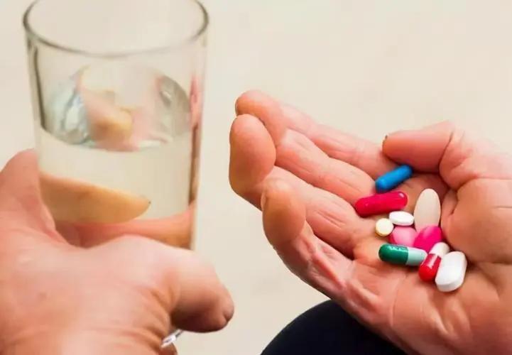 高血压患者一点酒都别喝！警告：血压高喝酒的4个危害你承担不起

高血压患者能不能