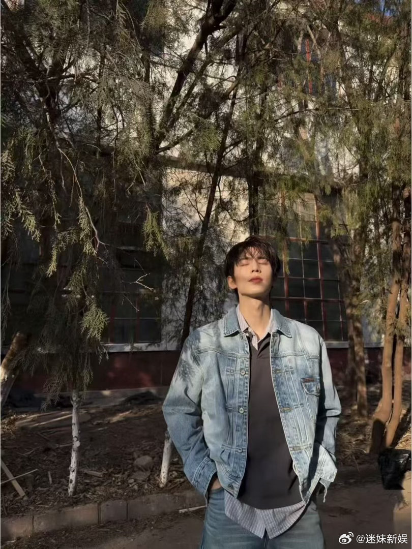 张凌赫春天live张凌赫牛仔穿搭张凌赫春天live，爱了， 