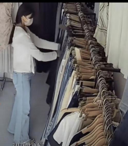 山东菏泽曹县，一名女子躲进女装店试衣间便溺，事后将用过的纸巾藏在沙发下方，若无其