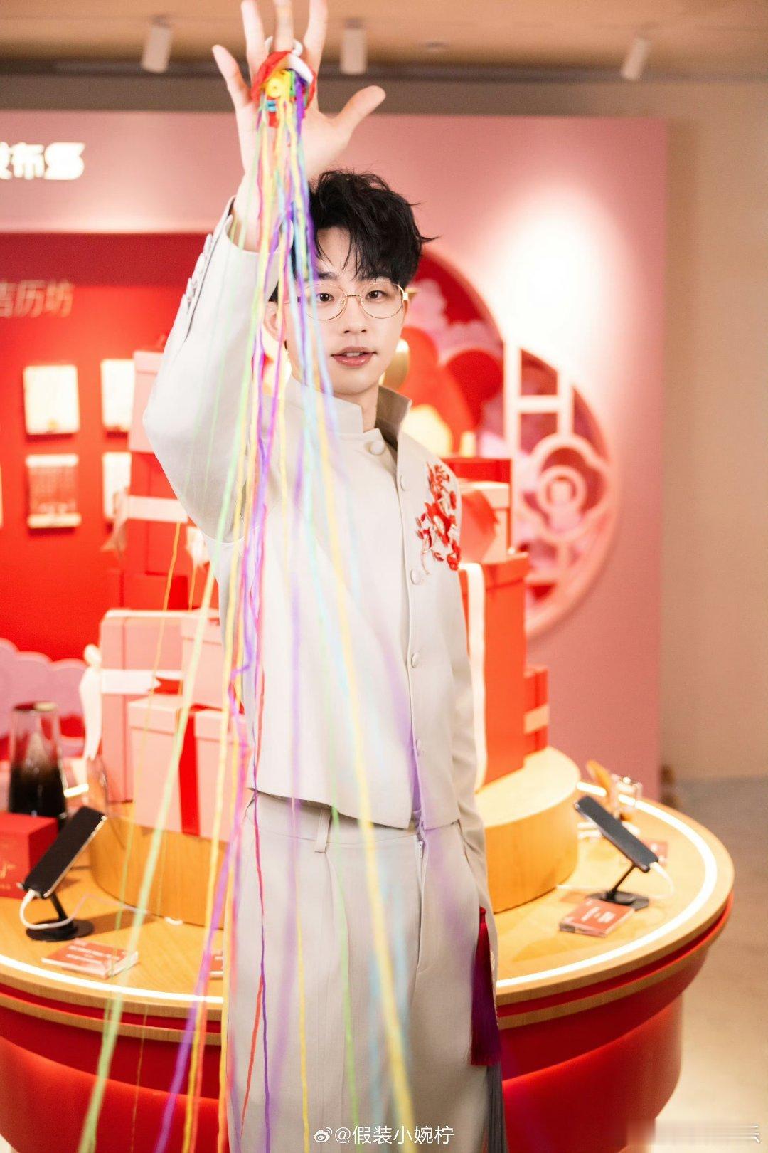 何运晨何运晨好曼妙的新年愿望 何运晨的新年愿望也太曼妙了！白色中国风西装气场拉满