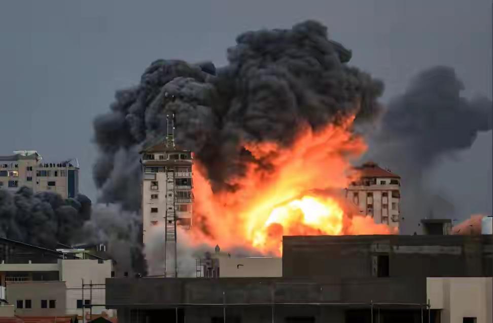 全球首次，伊朗无人机瞄准美企数据中心，爆炸后一片狼藉