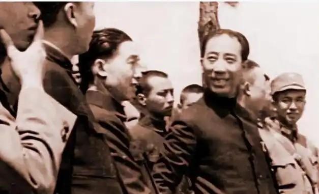 “总司令，请您看看这是什么！”1937年，西安事变后，蒋介石怀疑侍从室主任钱大钧