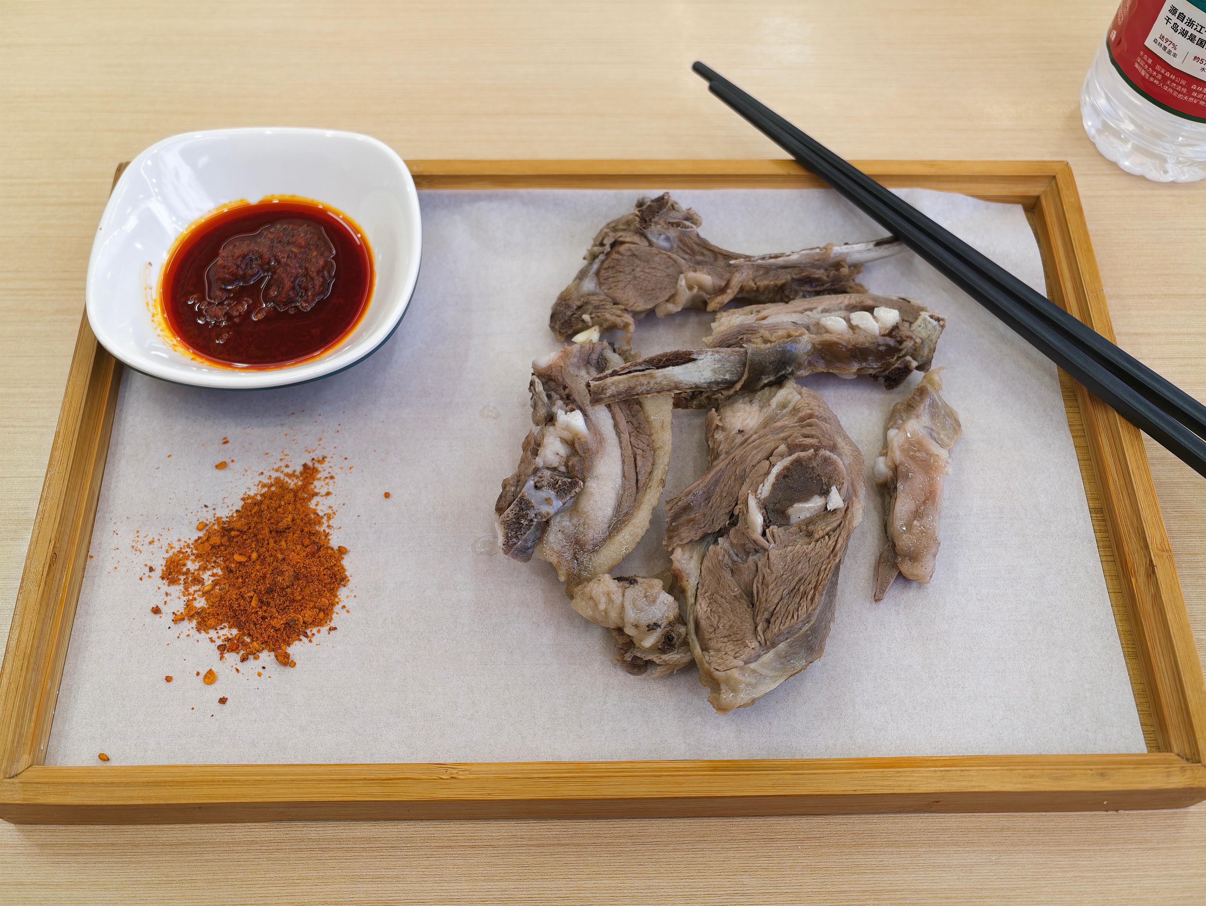练完直接门口吃肉。兰州拉面馆的手抓羊肉，还真可以，就是一份不够吃