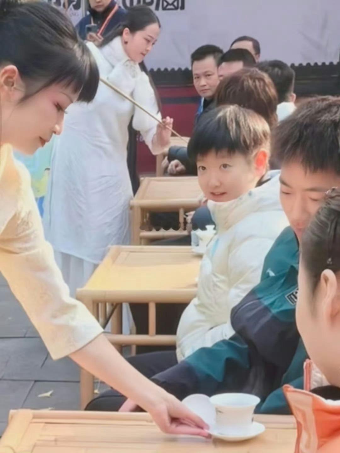 孙颖莎看功夫茶笑得合不拢嘴莎莎笑的好可爱 欢迎来成都 成都