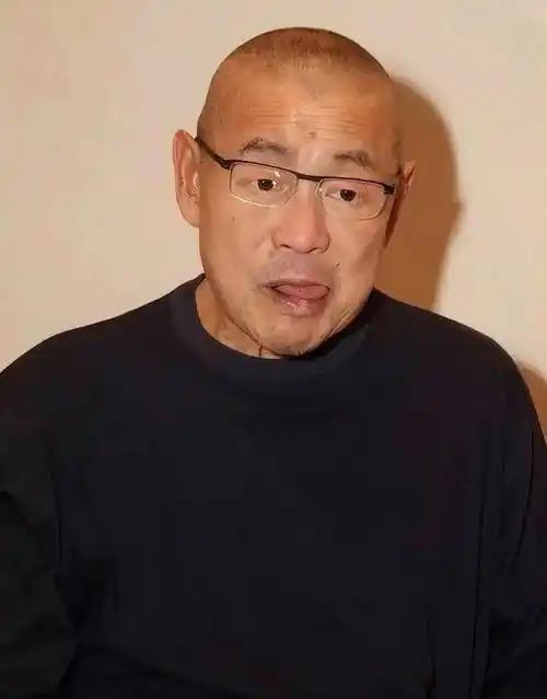 刘銮雄26岁，卡里一个亿，却舍不得买4000块的衣服，我以为他真节俭，直到去过一