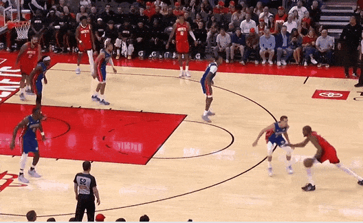 到底还是老了！阿杜居然被邓罗封盖了！
在今天NBA常规赛火箭对阵活塞的第一节比赛