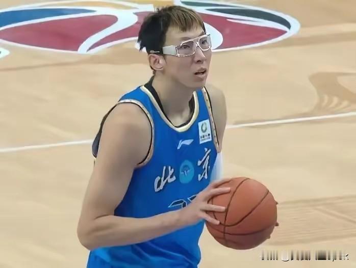 一场没有看点的比赛，北汽男篮全主力出战，大战四川男篮。上半场打完，北汽52比16