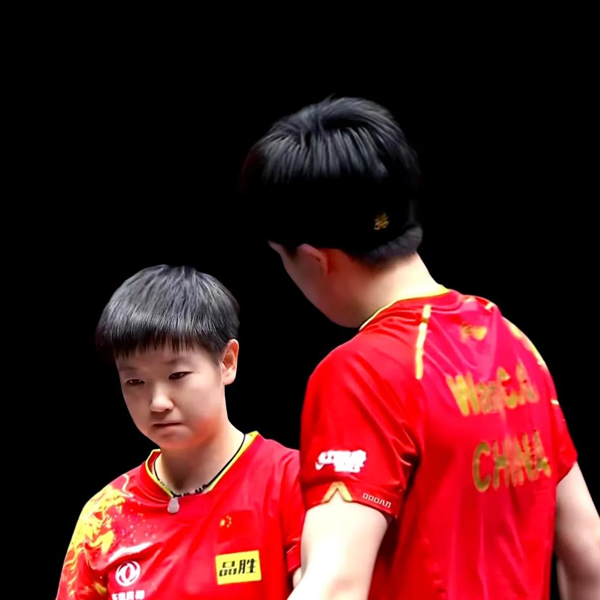 [给你小心心]莎莎这表情，太逗啦??

照片里莎莎低着头撅着嘴，好像大头在训她，