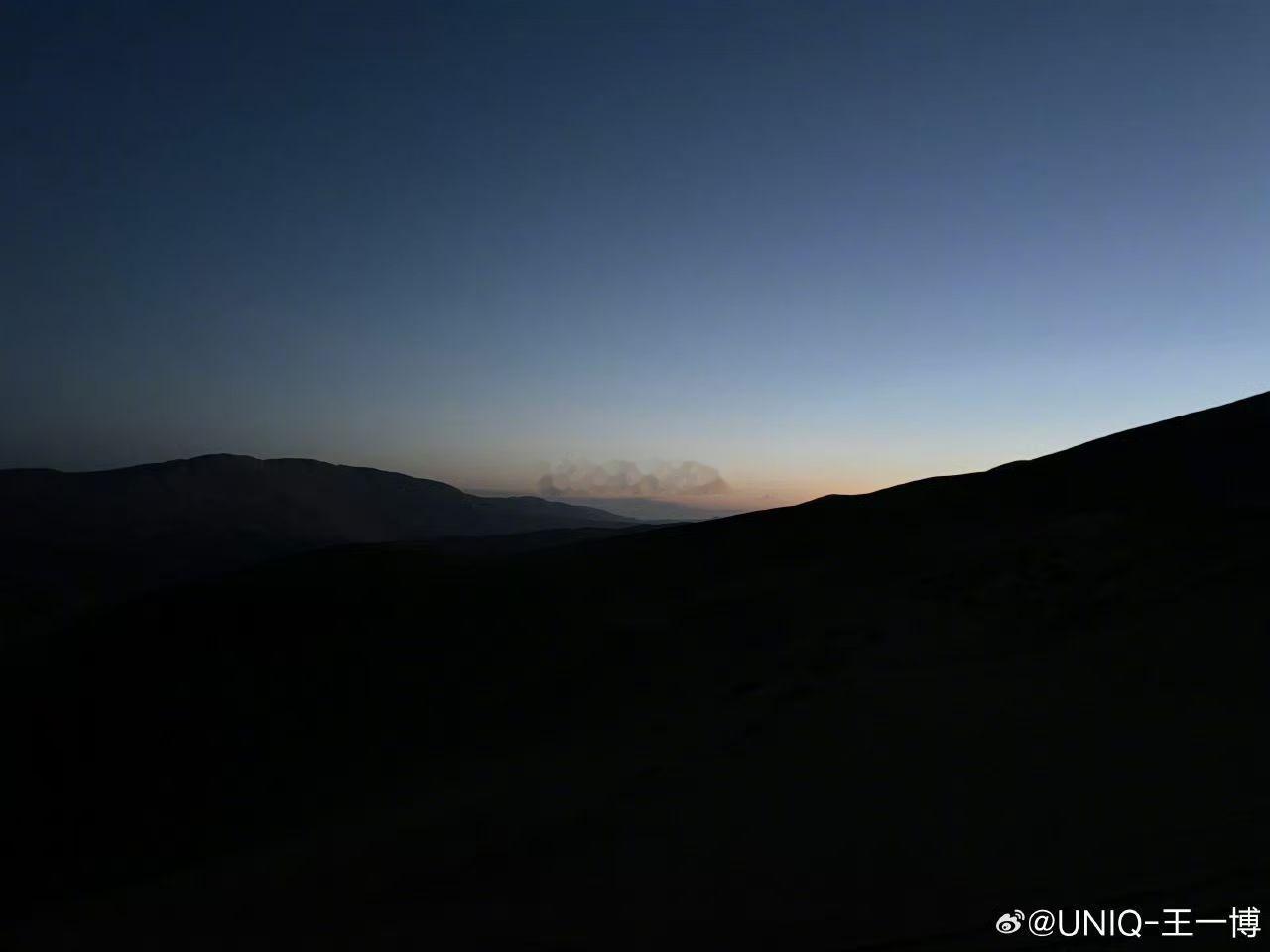 王一博看秀听取哇声一片 最美好的时刻莫过于 舞台上的光恰好打在你身上 我会有一瞬