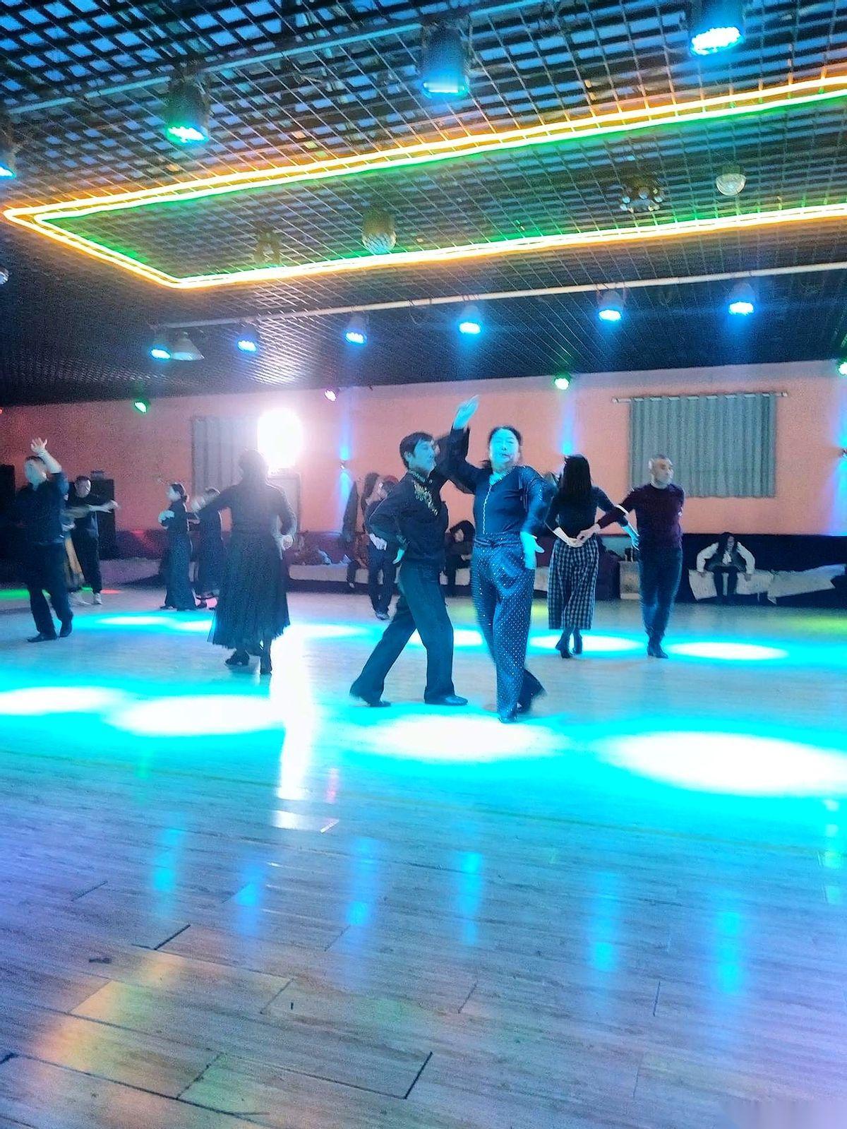 音乐一响，一个大爷的眼神，直勾勾地略过我闺蜜，像没看见一样，直接锁定了后面那个穿