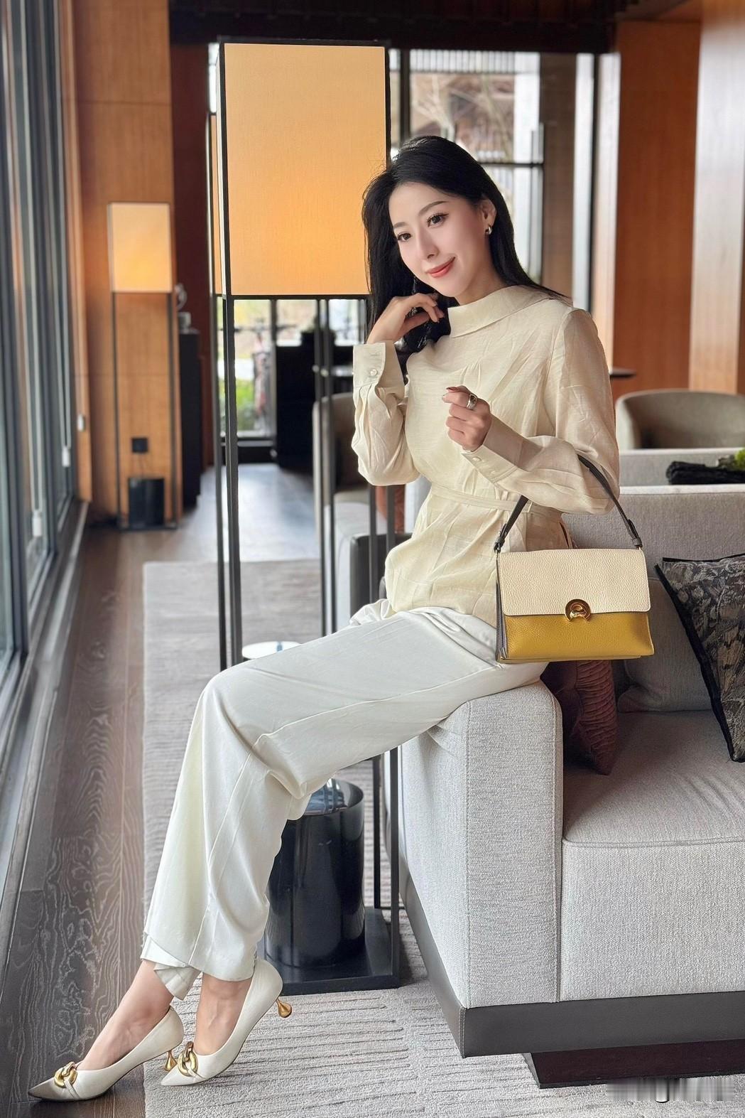 早秋cleanfit｜主打一个简约高级～
喜欢这样的简约气质穿搭
下班就是美美约