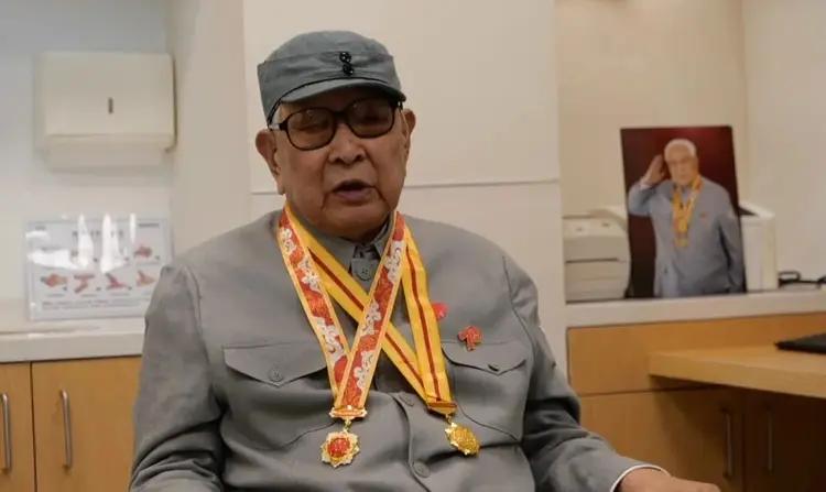 张鸿玉，1929年4月15日出生于山西省长治市东庄村，抗战老兵。
张鸿玉1944