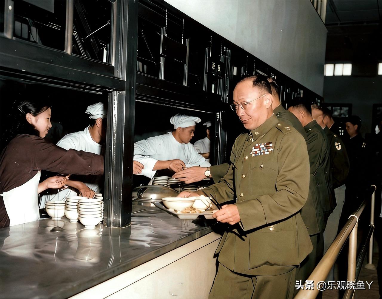 这是何应钦在南京黄埔路国防部军官食堂打饭时的一张老照片，拍摄于1948年。这并非