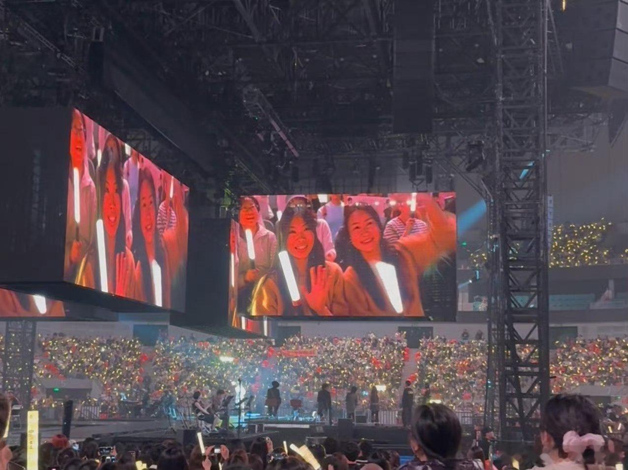 李宇春演唱会唱《给女孩》，步惊云王大刀联动超梦幻。现场的氛围看着就觉得特别的棒呀