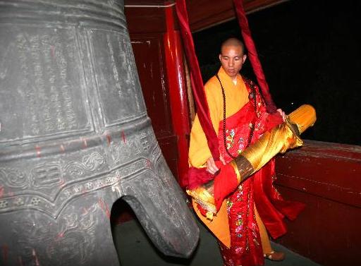 印乐法师挺住吧！接管少林寺比西天取经还难。

白马寺他规定：不干活没饭吃；和尚必