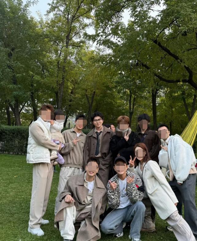 毛不易出席好友婚姻！10月28日，有网友分享与毛不易合影，在现场除了能看明星，还