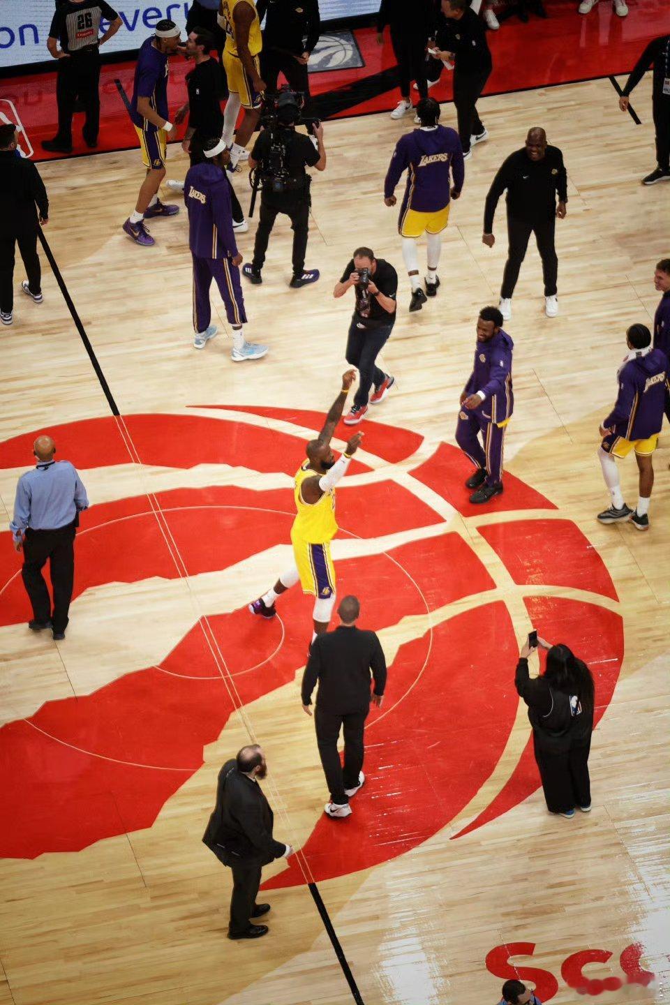 詹姆斯因坐骨神经痛和左脚关节炎，将缺席今天对阵凯尔特人的比赛。 