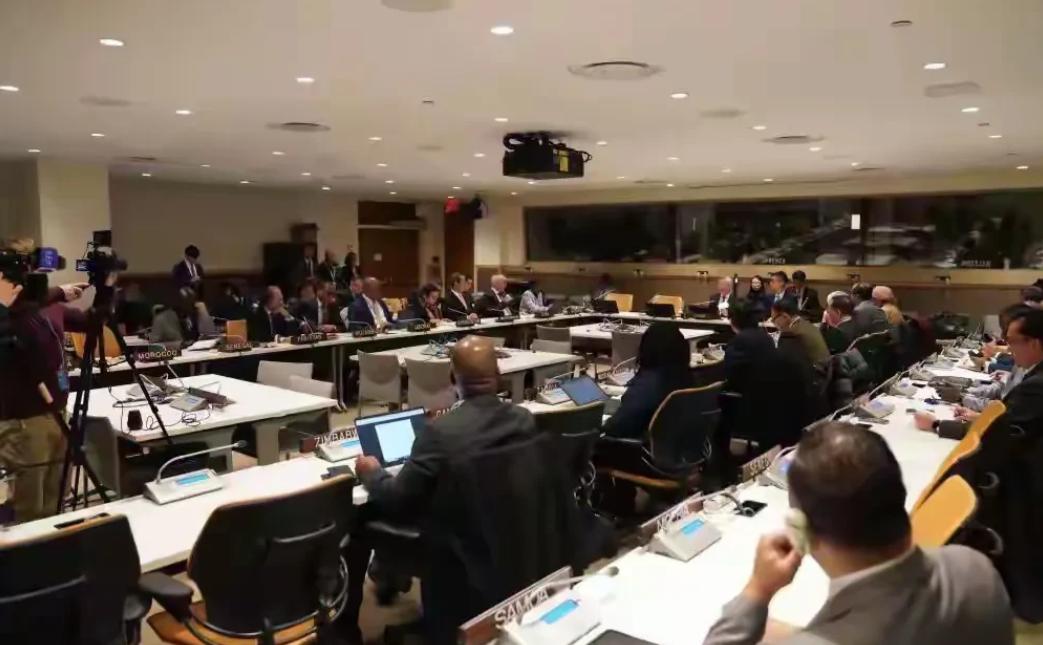 美国退群，中国建群。在美国退出 66 个联合国与非联合国组织之际，我国在纽约放了