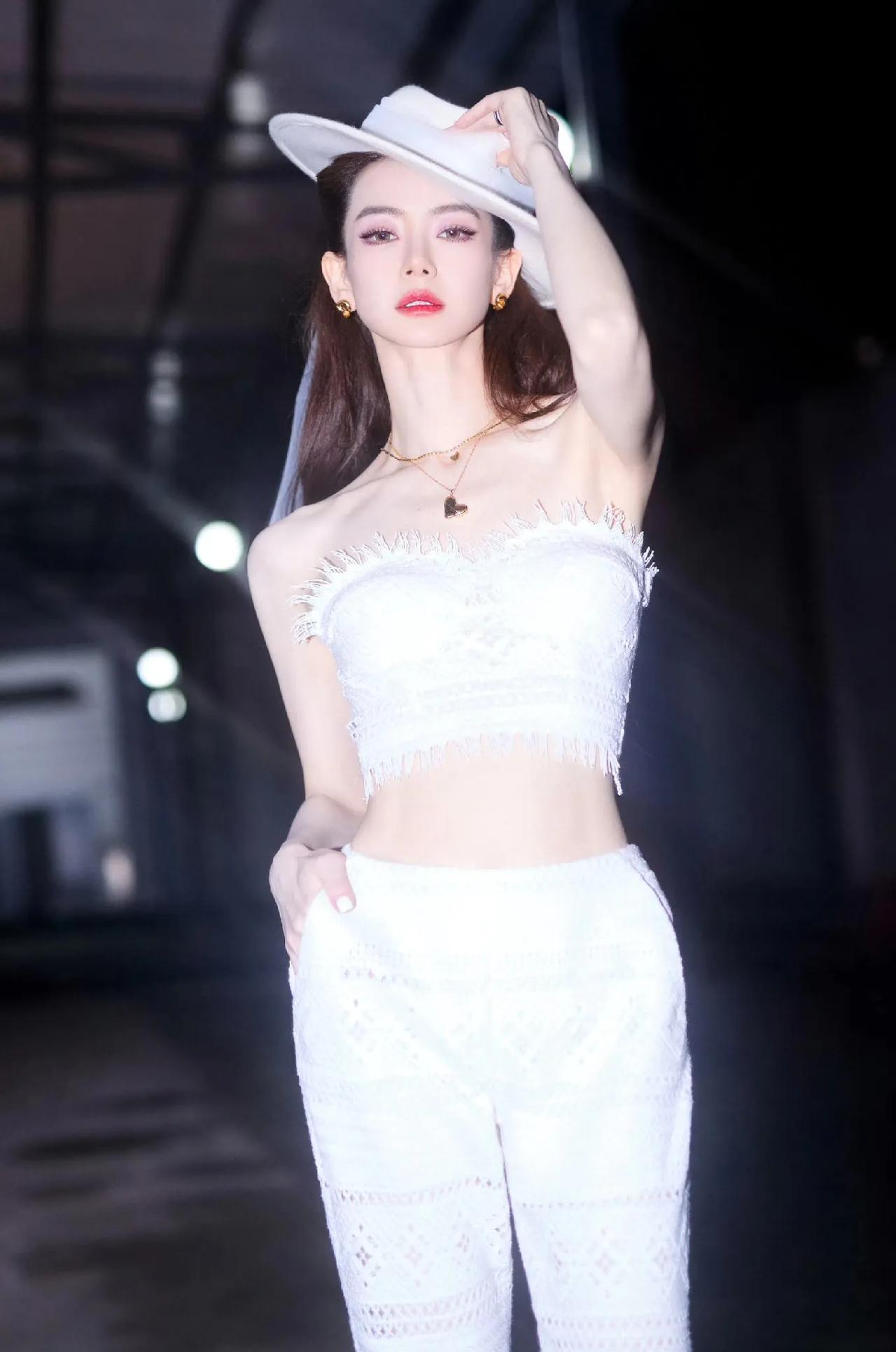 @戚薇 最新，
是的，姐就是这样子～雪白 雪白的[比心]