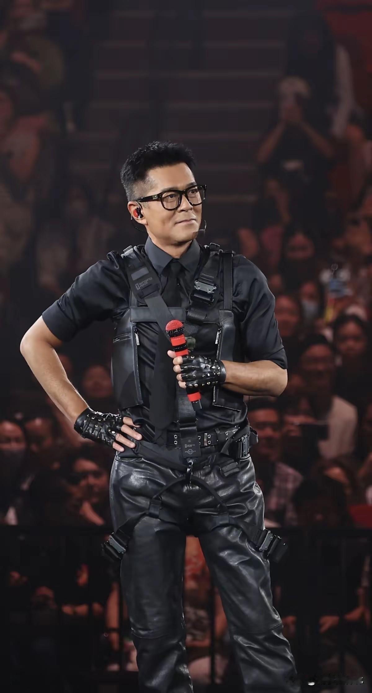 其实很多人一直都忽略了一件事。

那就是古天乐能够在入行的第33个年头才第一次站