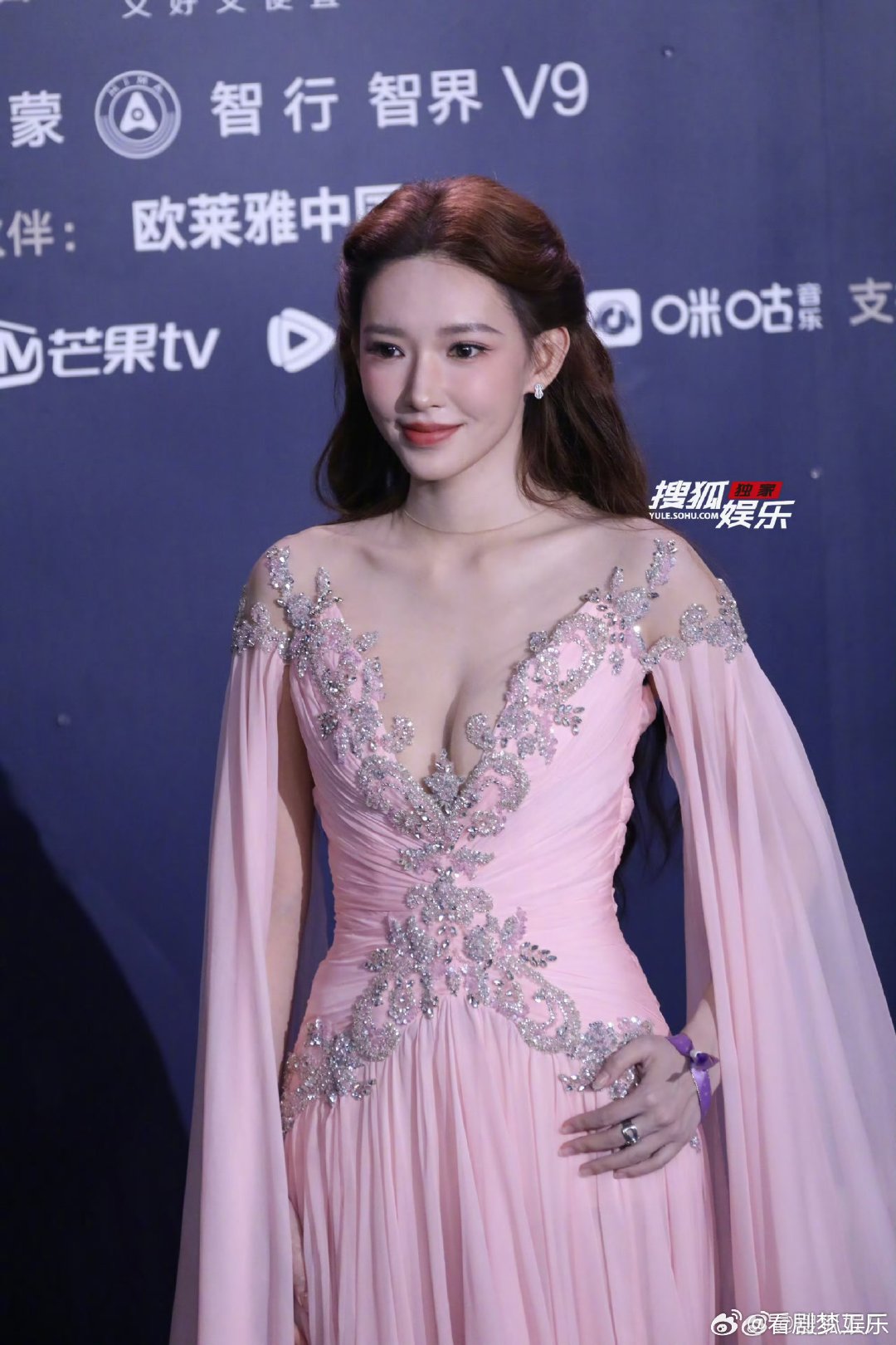 后台落座的程潇好美程潇美得好震撼 程潇今晚的颜值真的太绝了，后台落座的粉色礼服配