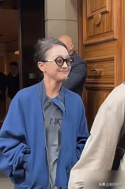 快50岁的周迅，一张素颜生图，直接把那些精心打扮的女星干沉默了。
这边，她眼角