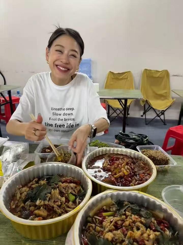 江语晨女吃一 江语晨土炮进程越会好好吃饭越有福气，江语晨爽朗干饭模样，越看越招人