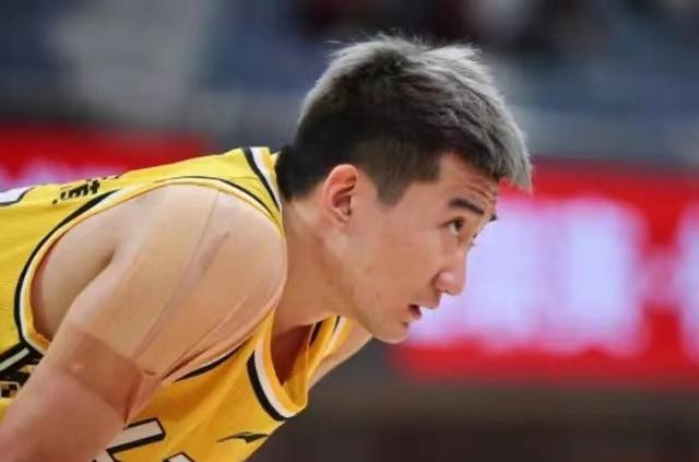 有点多了，CBA上赛季8名球员违体犯规高达5次以上！
1、浙江东阳光男篮王庆明，