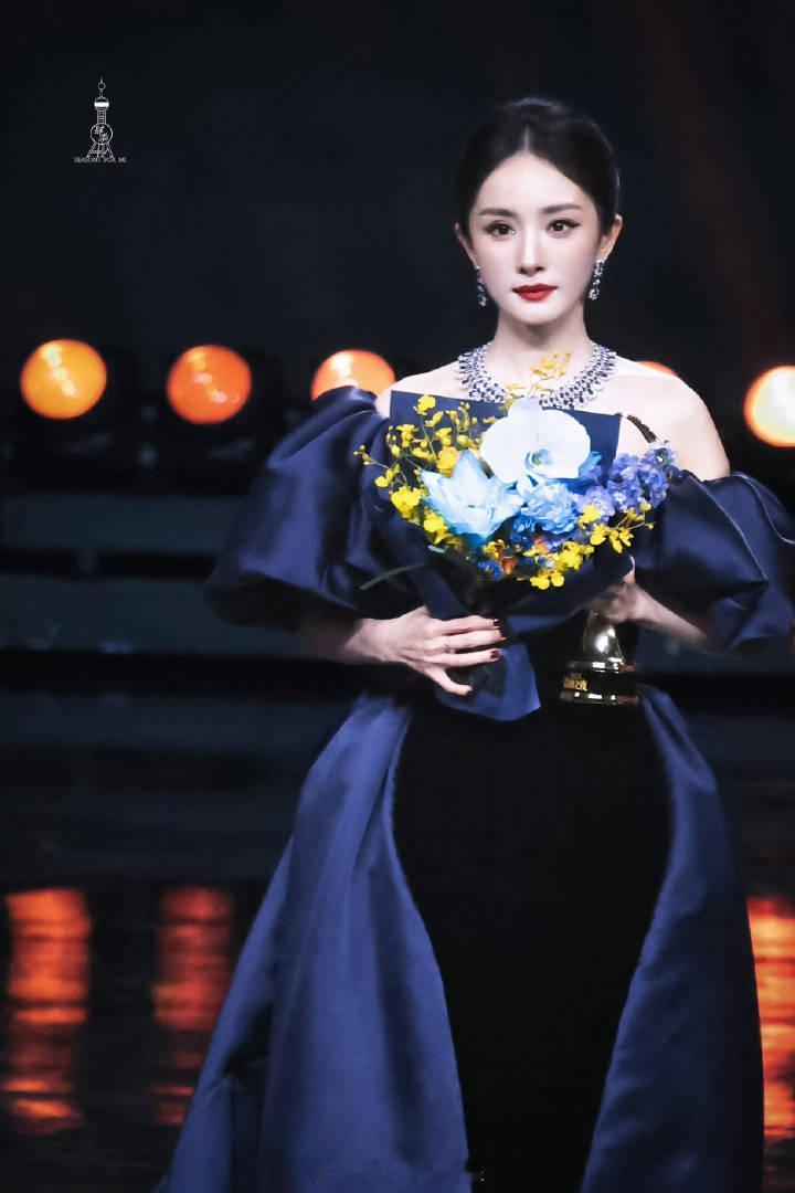 杨幂微博QUEEN三届微博QUEEN！跨越十五年见证了从晴川到白浅再到宁绣绣一直