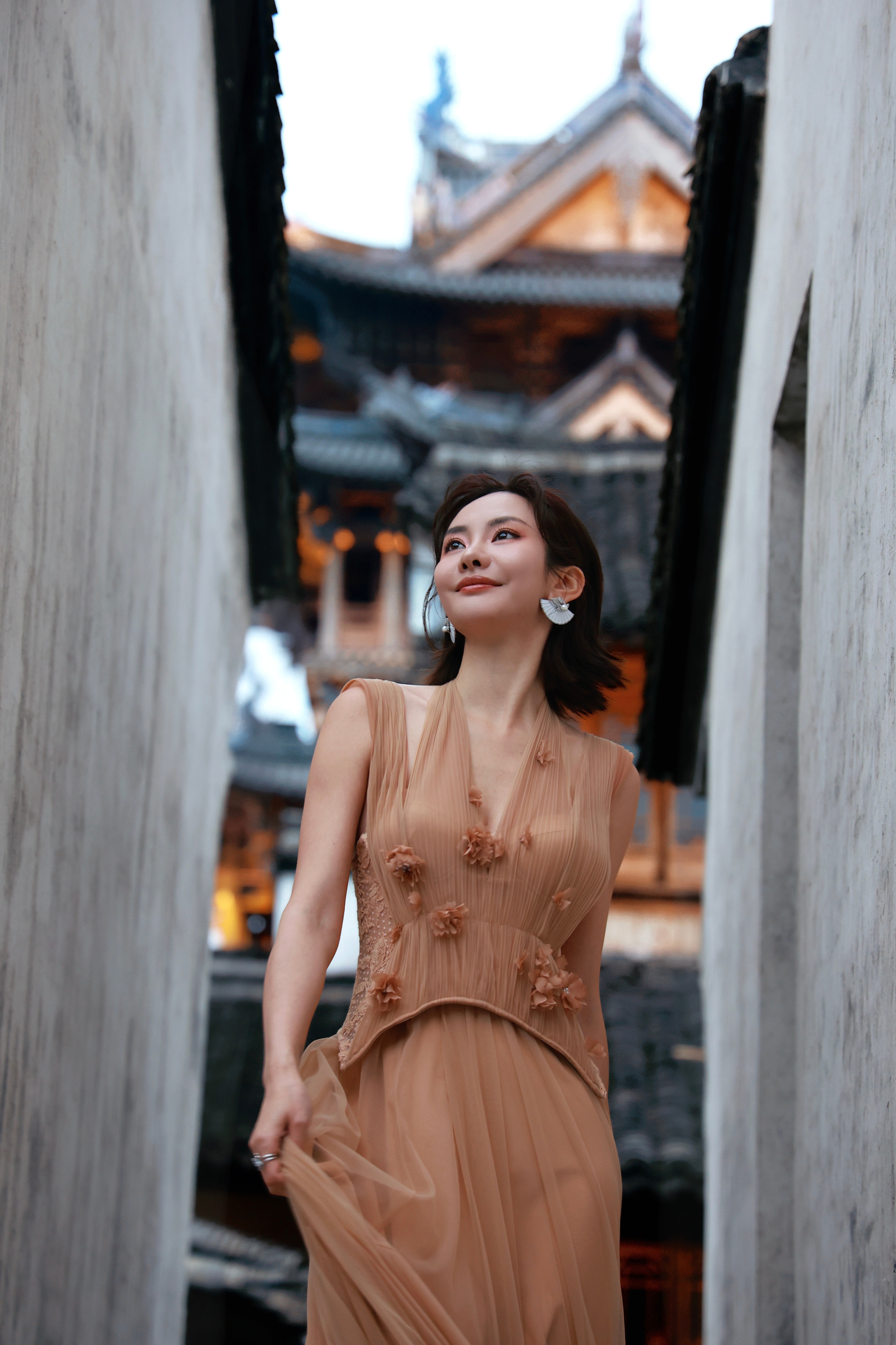 MOH OOTD | 扇舞礼赞，演绎浪漫故事这是一次关于东方美学与当代优雅的完美