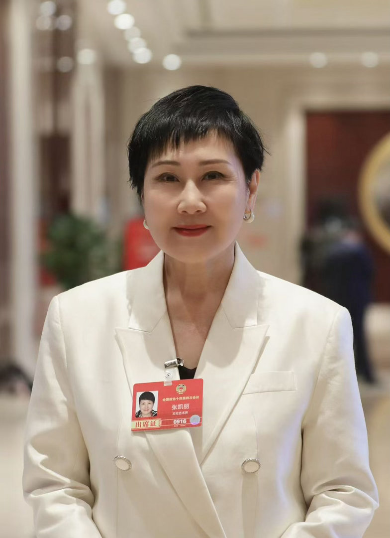 感谢凯丽老师的用心提案，让演员署名新规得以诞生。它将有效遏制“撕番”歪风，营造健