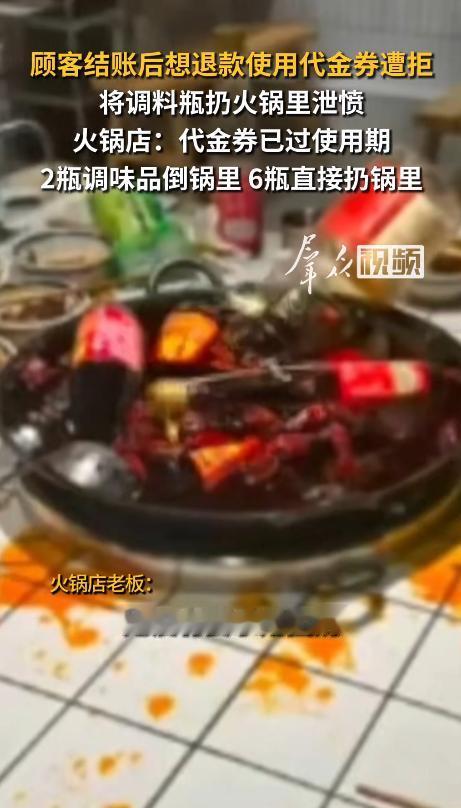重庆，一对情侣在火锅店吃完准备结账，女生却突然拿起桌上的生抽、香油等调料，2瓶直