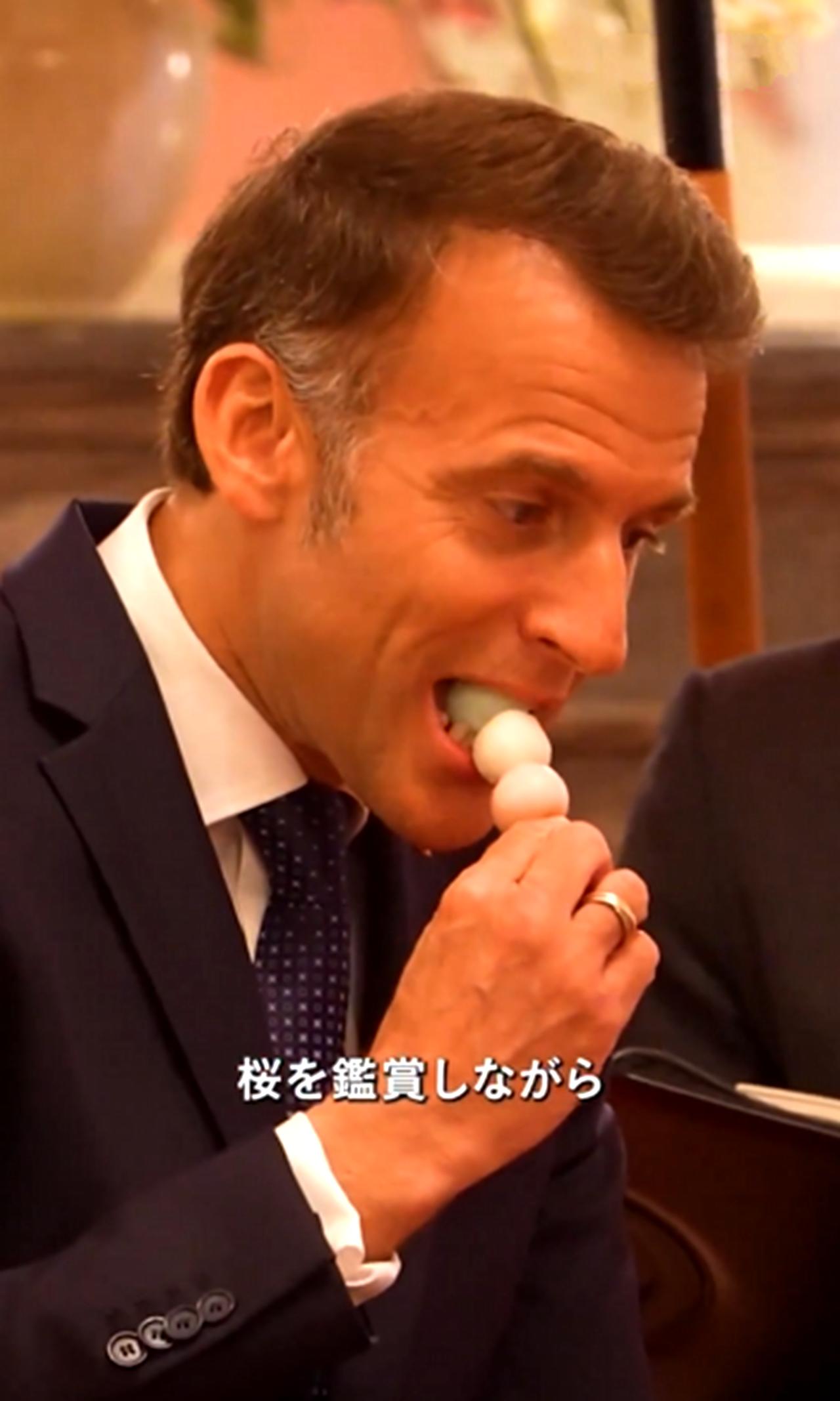 马克龙和日本首相会晤期间，还吃上了炸串，真是太松弛随意了！
4月1日，马克龙和日