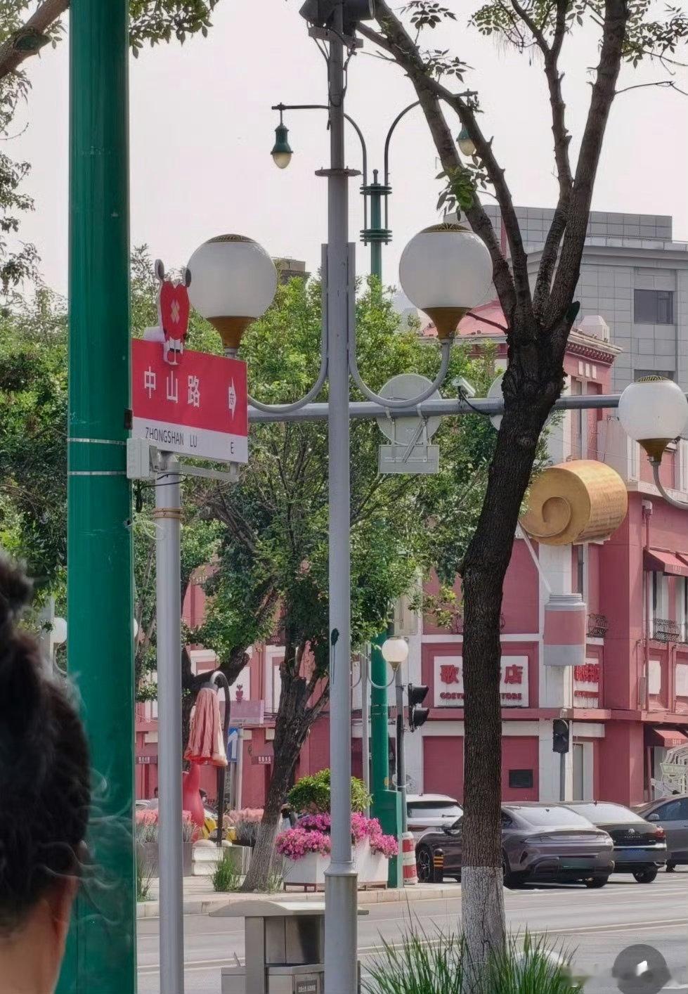 沈阳路牌变成了汪苏泷的小怪物沈阳街头藏着汪苏泷专属惊喜！大街小巷的路牌都蹲了可爱