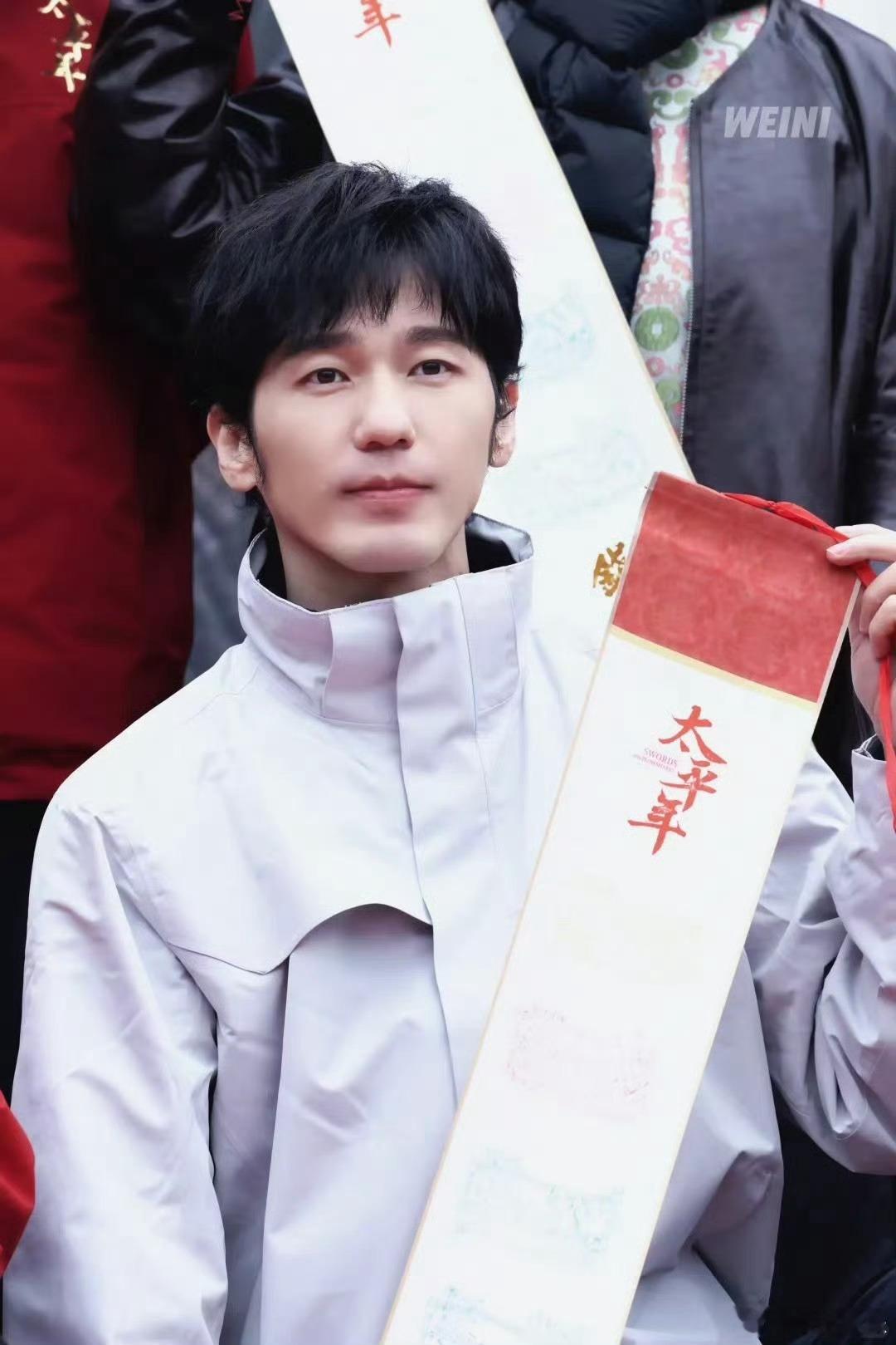 白宇 钱王祠新晋兵马俑白宇出席《太平年》全球启航发布会🈶状态满分白色冲锋衣帅气