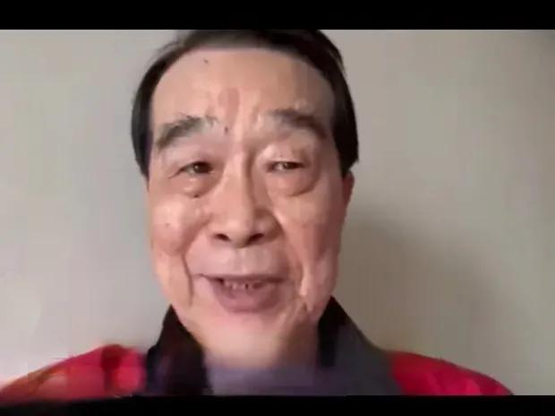 石富宽老师，今年76岁，真的老了，自从他的搭档侯耀文去世后，没人陪他说相声了。他