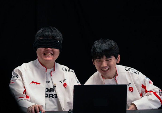 #s14媒体日##英雄联盟s14##JackeyLove谈T1# Q：瑞士轮第一