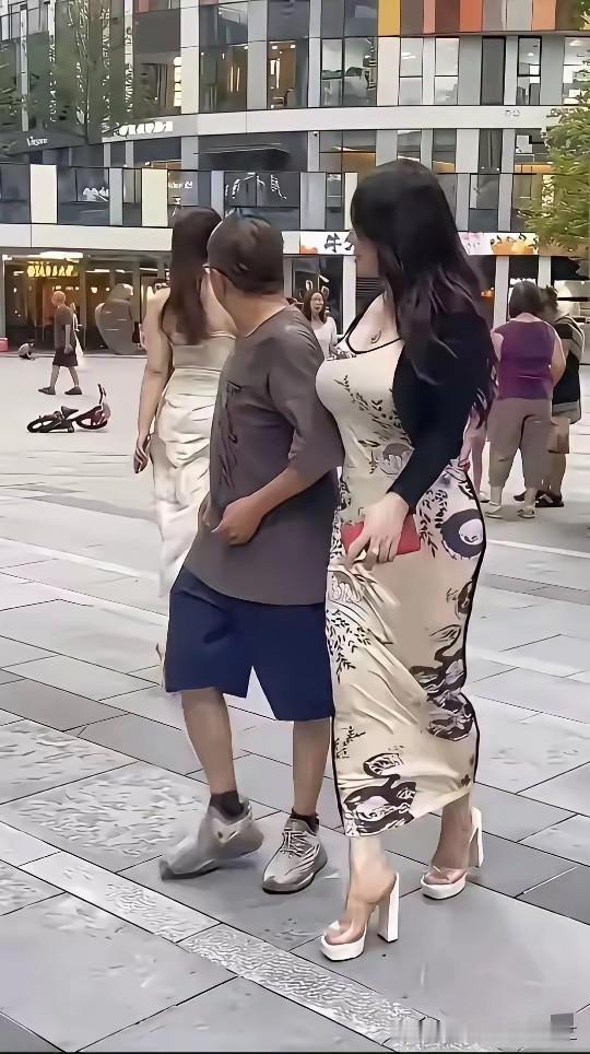 这个男的是不是欠揍？
男的如果要不挂在墙上，是不是都好色？
在逛街的时候看到一个