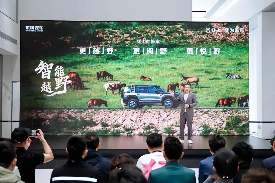 它完美继承了猛士军工级越野基因，翻山越岭、长途穿越不在话下，满足你对远方和自由的