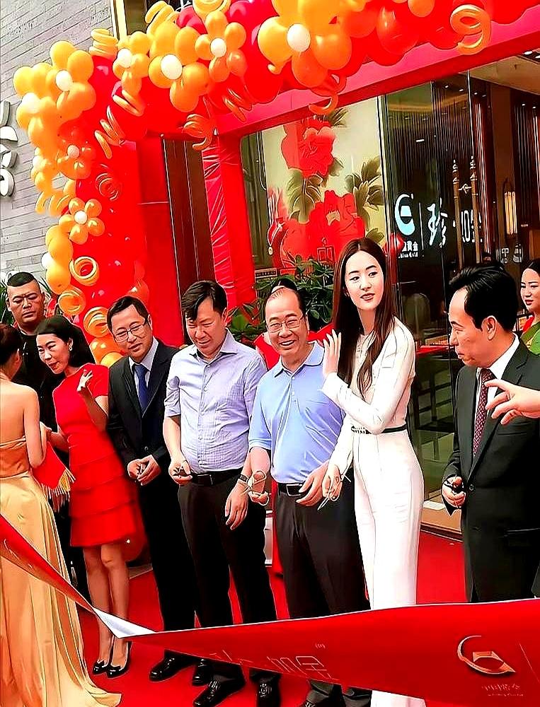 你之前是不是也以为刘亦菲不到165？她真实身高实打实170。
你看她穿平底鞋跟