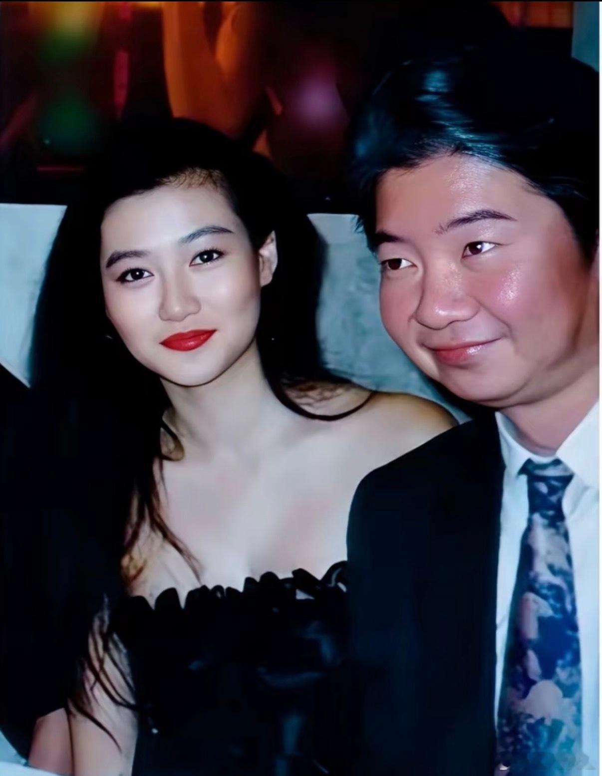 1991年，18岁的陈宝莲与49岁的蔡澜在饭局上并肩而坐的合影。 