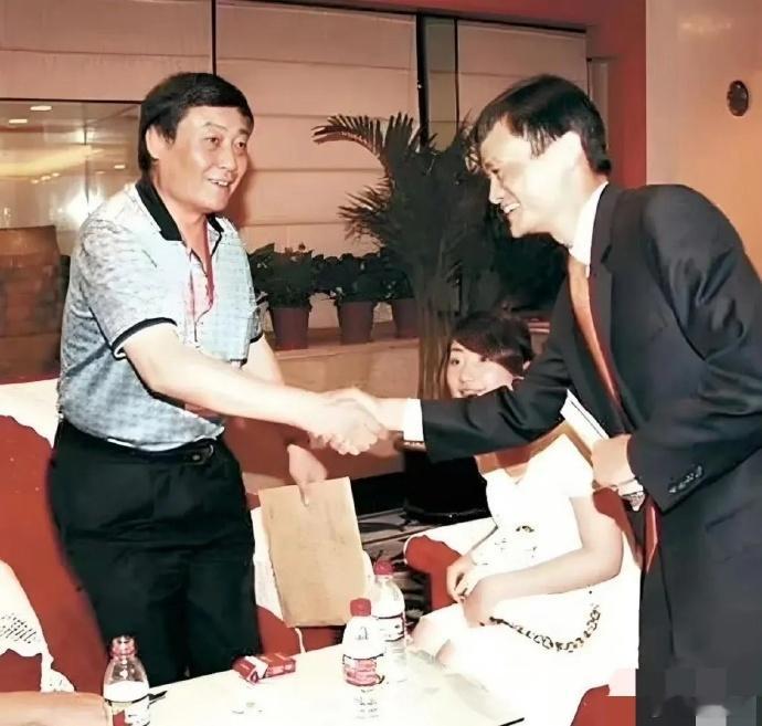 20年前宗庆后与马云第一次见面，桌子上摆的竟然是农夫山泉 ​​​