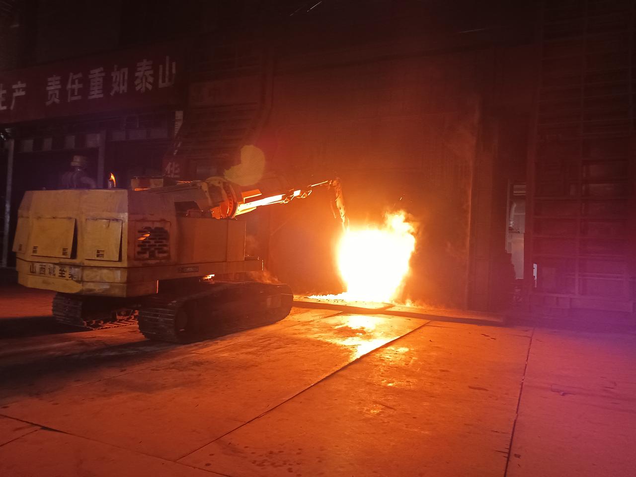 这是这是干吗吗？这是转炉打炉口和扩炉口，保证转炉正常运作。知道啥是转炉吗？炼钢转