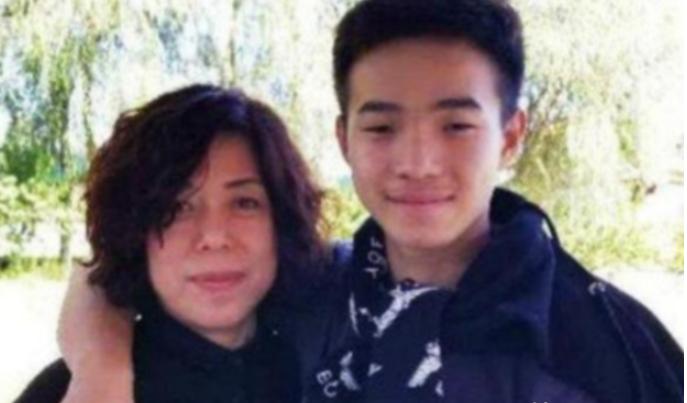 她为养活一个路边捡到“聋哑”弃婴，不惜离婚卖房，她为弃婴起名叫“秋捡”，她用尽全